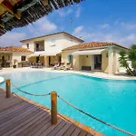 Stunning With Large Pool, Billiard And Mini-golf Villa *