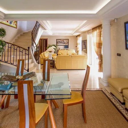 Stunning With Large Pool, Billiard And Mini-golf Villa