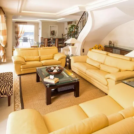 Villa Stunning With Large Pool, Billiard And Mini-golf *