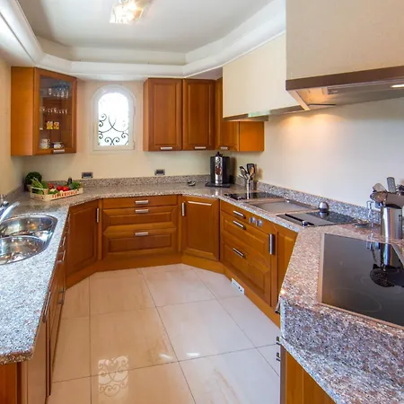 Stunning With Large Pool, Billiard And Mini-golf Villa