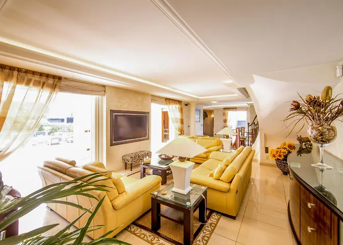 Stunning Villa With Large Pool, Billiard Room And Mini-Golf