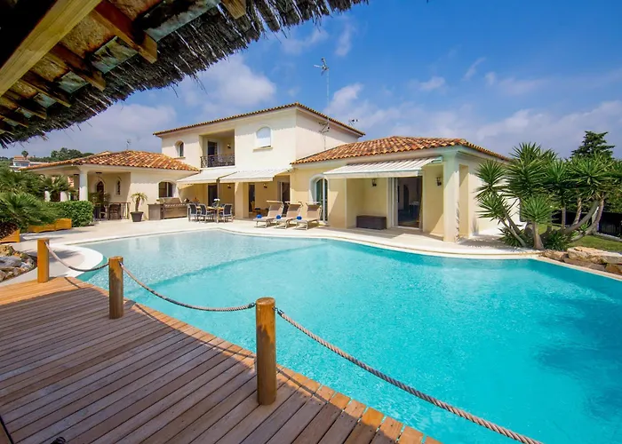 Stunning Villa With Large Pool, Billiard Room And Mini-Golf Villa *