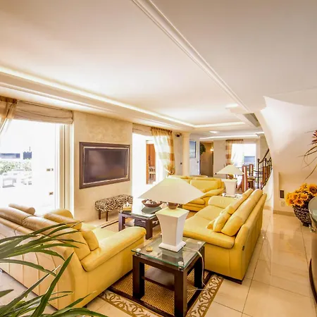 Stunning With Large Pool, Billiard And Mini-golf