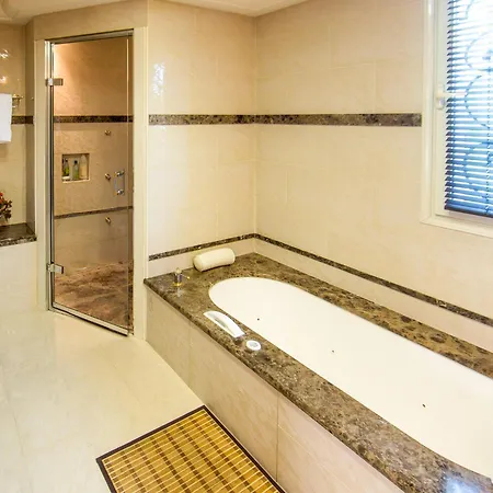 Villa Stunning With Large Pool, Billiard And Mini-golf *