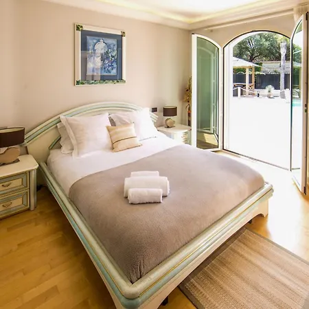 Stunning With Large Pool, Billiard And Mini-golf