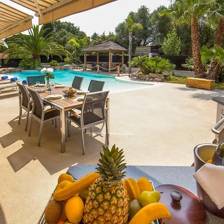 Stunning With Large Pool, Billiard And Mini-golf Villa *