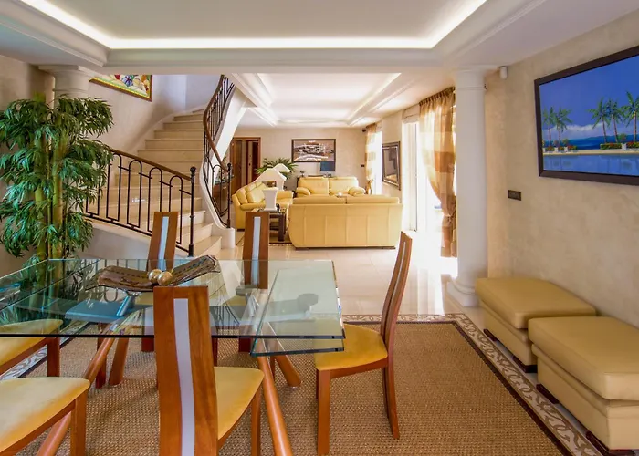 Stunning With Large Pool, Billiard And Mini-golf Villa