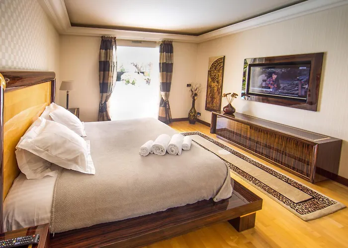 Stunning With Large Pool, Billiard And Mini-golf Villa Antibes