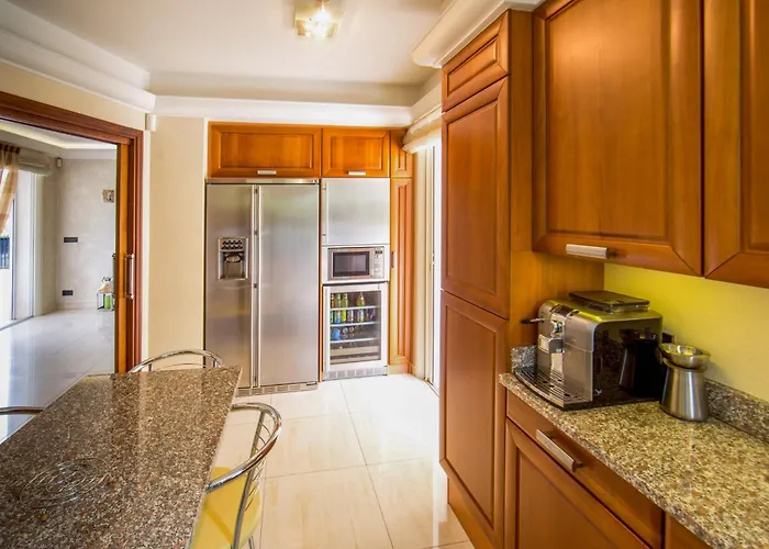 Villa Stunning With Large Pool, Billiard And Mini-golf Antibes