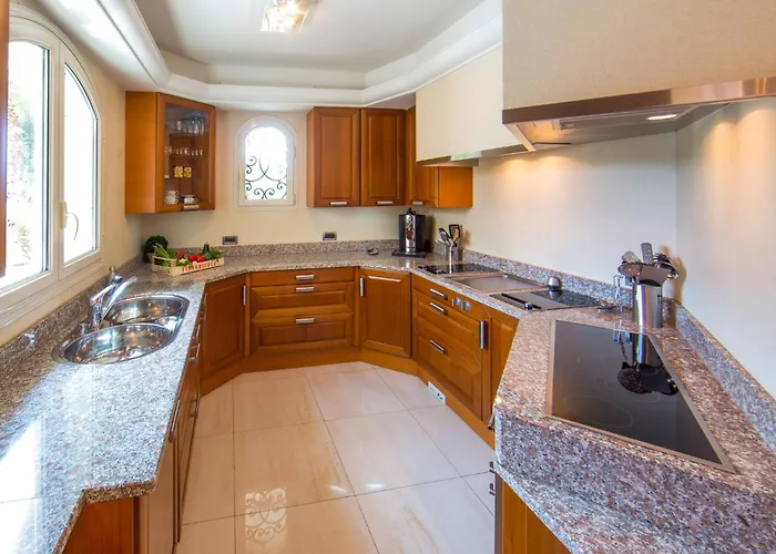 Stunning With Large Pool, Billiard And Mini-golf Villa