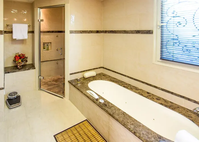 Villa Stunning With Large Pool, Billiard And Mini-golf *