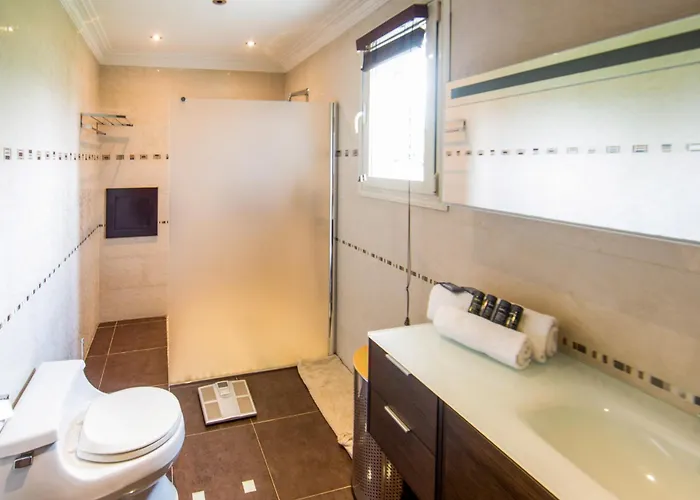 Villa Stunning With Large Pool, Billiard And Mini-golf *