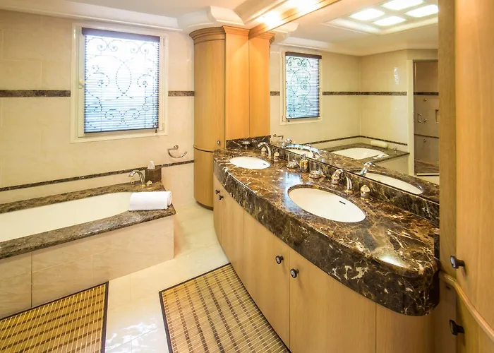 Stunning With Large Pool, Billiard And Mini-golf * Antibes