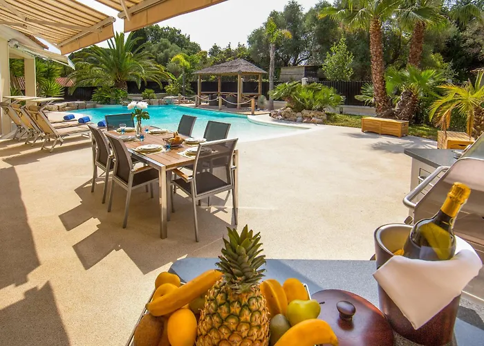 Stunning With Large Pool, Billiard And Mini-golf Villa *